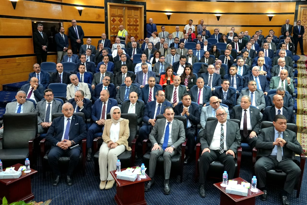 تفاصيل اجتماع وزير البترول مع رؤساء شركات القطاع وكوادرها التنفيذية 
